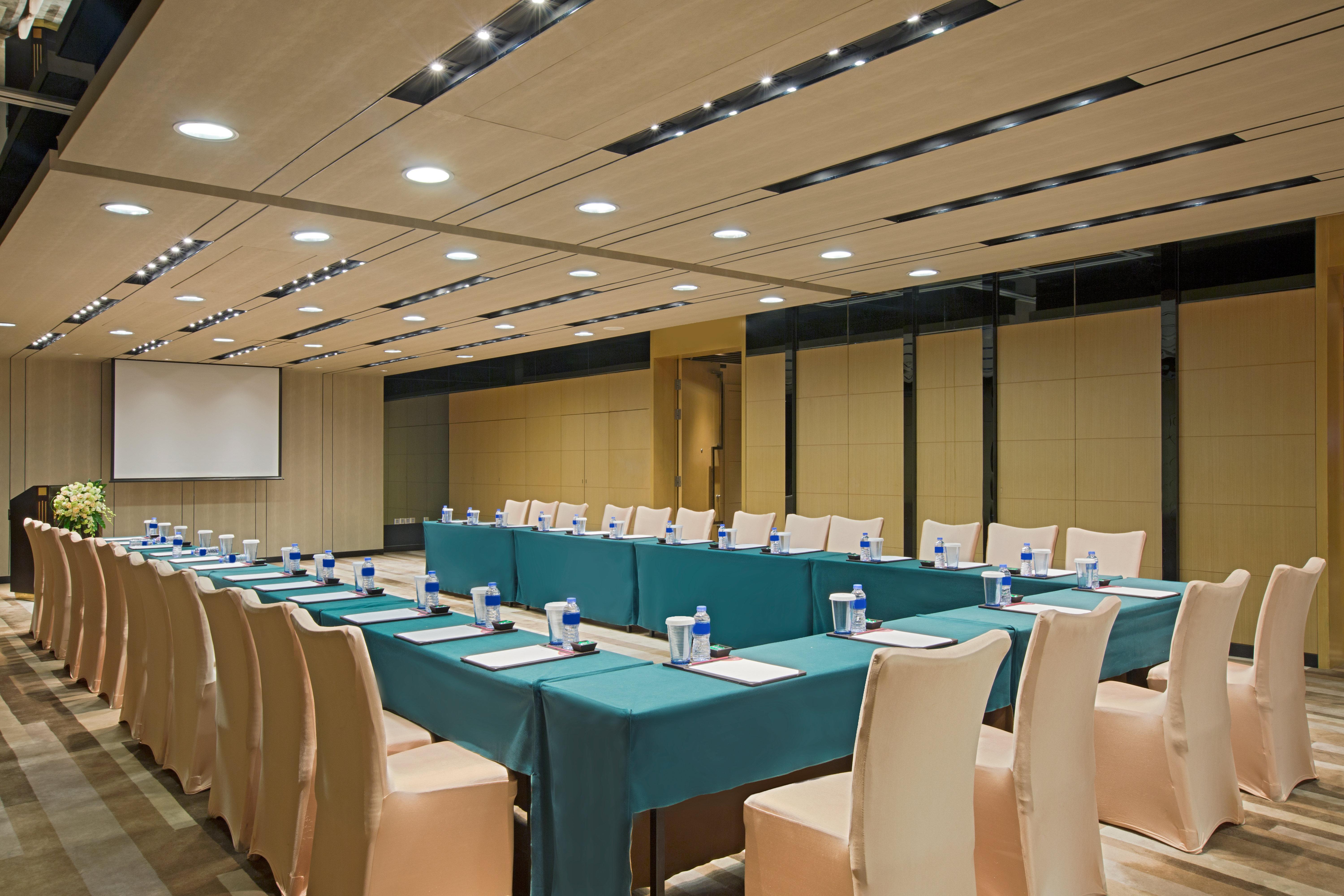 Crowne Plaza Guangzhou Huadu By Ihg - Free Shuttle Bus Between Hotel To Exhibition Center During Canton Fair Dış mekan fotoğraf